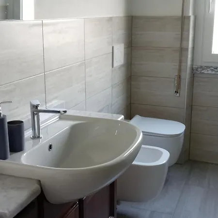 Carlotta House-lt * Bellano